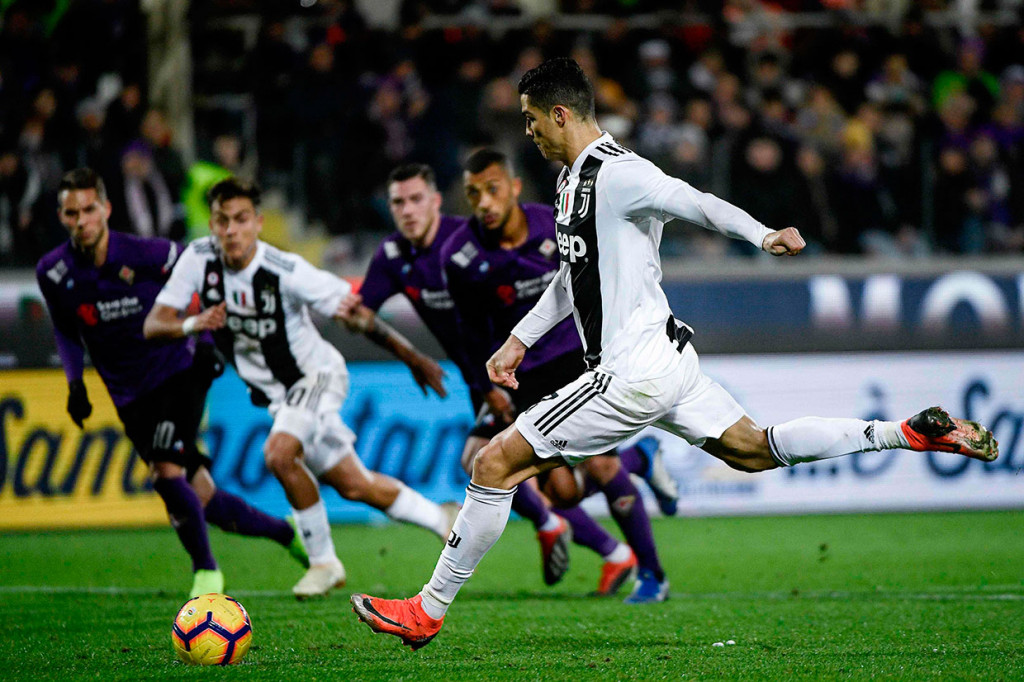 Juve memperbesar keunggulan menjadi 3-0 pada menit ke-79 lewat eksekusi penalti Cristiano Ronaldo menyusul handball Edimilson Fernandes.