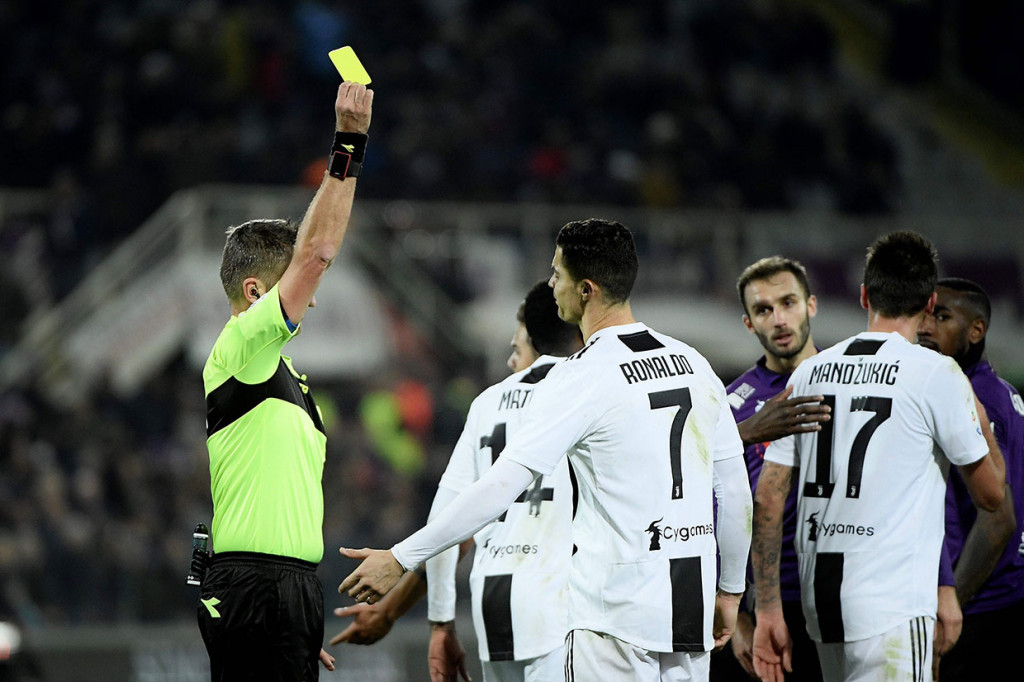 CR7 diganjar kartu kuning setelah berselebrasi dengan menendang bola ke udara. Ini merupakan kartu kuning pertama bagi bintang Portugal tersebut saat berseragam Juventus.