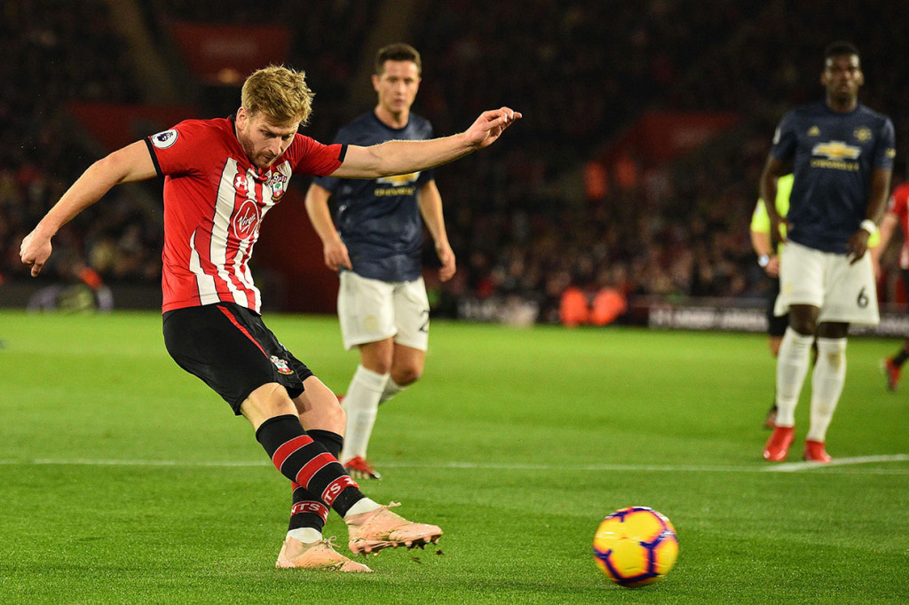 Mengawali pertandingan dengan percaya diri, Southampton membuka keunggulan saat laga baru berjalan 13 menit lewat Stuart Armstrong menyelesaikan umpan matang Michael Obafemi.