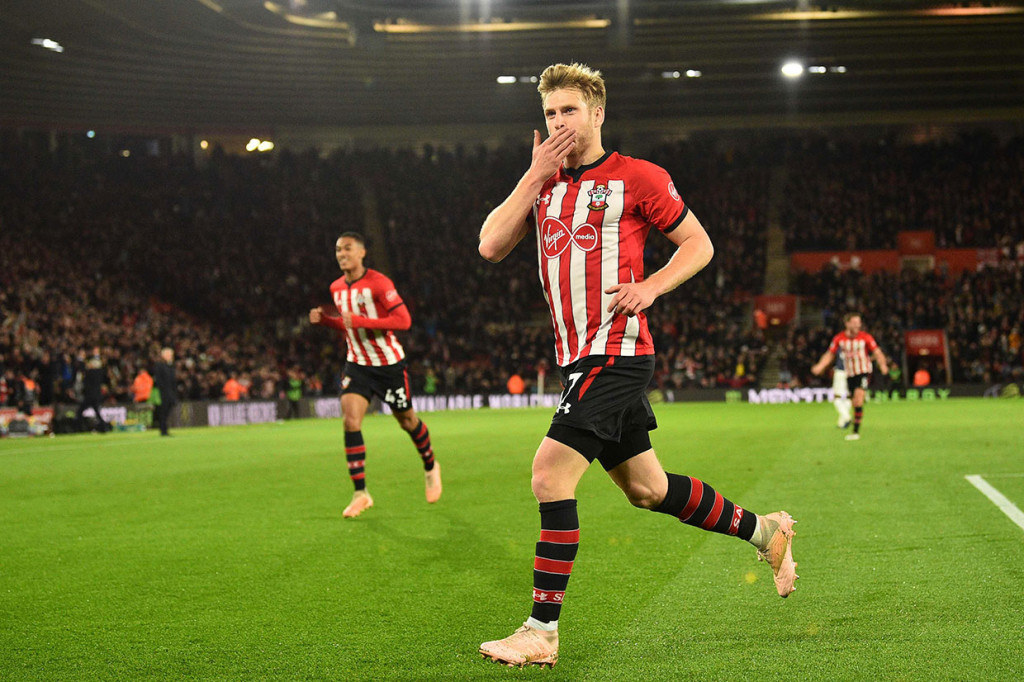 Armstrong melakukan selebrasi usai menjebol gawang MU yang dijaga David de Gea