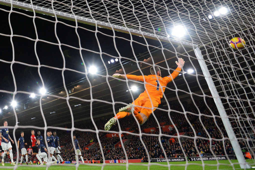 Tujuh menit berselang tuan rumah menggandakan keunggulan lewat tendangan bebas Cedric Soares yang menghujam ke sudut kiri atas gawang tak terjangkau de Gea.