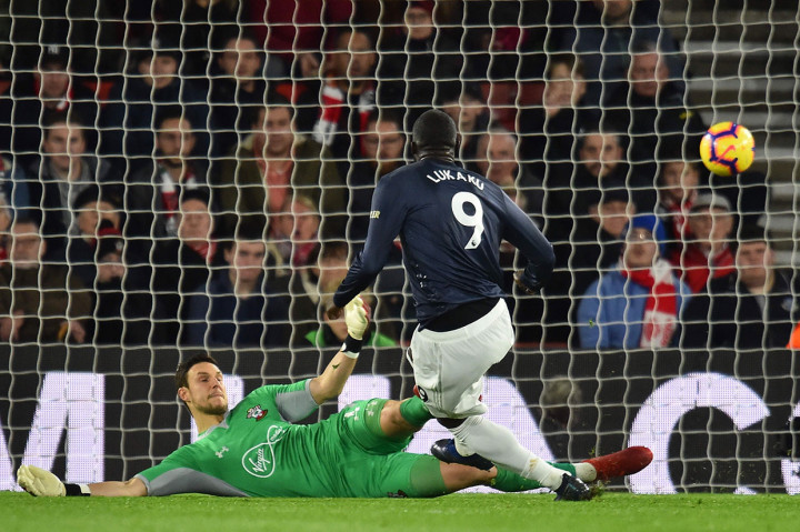 Tertinggal dua gol, pasukan Jose Mourinho justru terlecut mengembangkan permainan, hasilnya pada menit 33 Romelu Lukaku memperkecil ketertinggalan dengan menyelesaikan umpan terobosan dari Marcus Rashford.