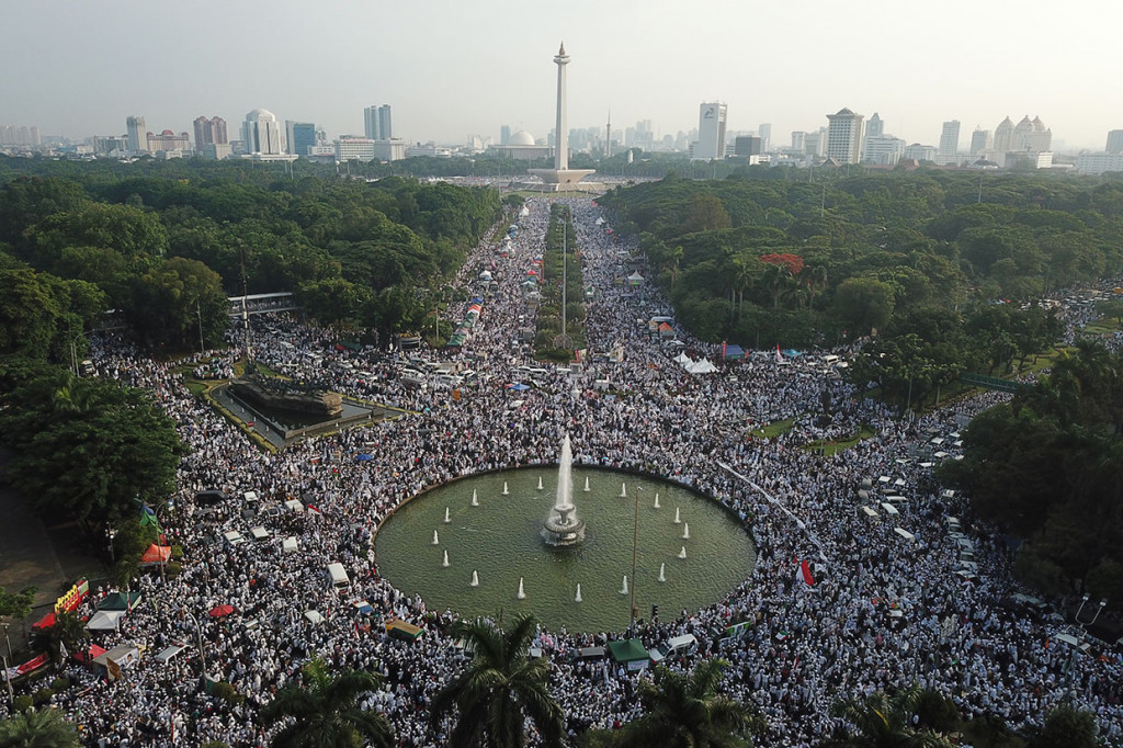 Umat Muslim memadati lapangan Monumen Nasional (Monas), Jakarta, Minggu, 2 Desember 2018.
