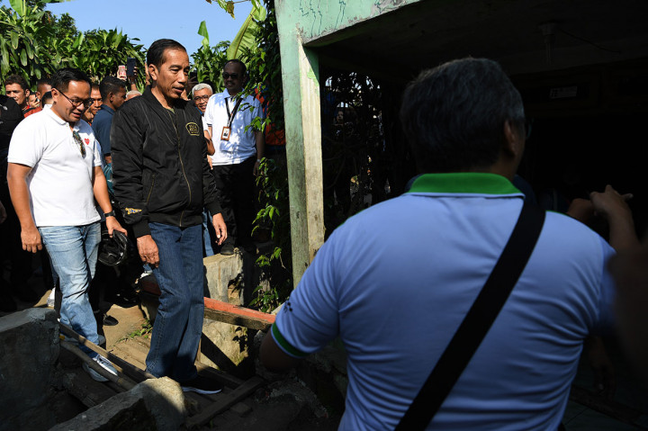 Presiden Joko Widodo meninjau penyambungan instalasi listrik gratis melalui sinergi BUMN untuk masyarakat di Bantarjati, Bogor, Jawa Barat, Minggu, 2 Desember 2018.