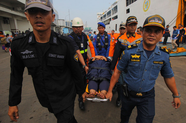 Ratusan penumpang KM Gerbang Samudra I berhasil dievakuasi dengan menggunakan KM Kumala dan diturunkan di Pelabuhan Tanjung Perak Surabaya, Minggu, 2 Desember 2018.