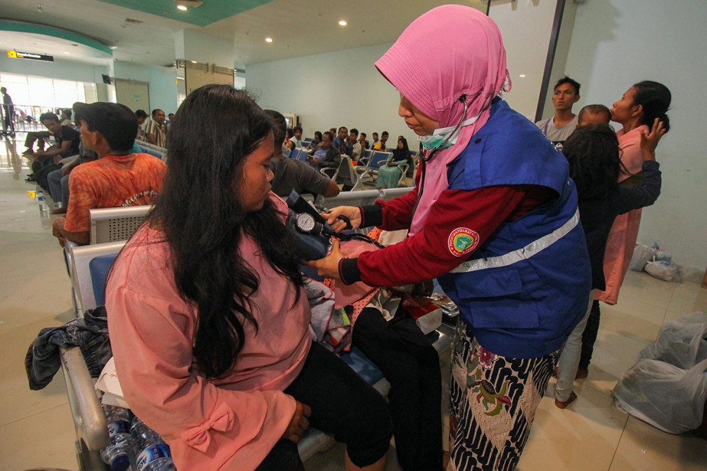 Komandan Tim Badan Pencarian dan Pertolongan Nasional (Basarnas) Surabaya Satrio Nurridanto mengatakan Tim Basarnas sampai sekarang masih berupaya melakukan pencarian terhadap tiga orang dari KM Gerbang Samudra I yang dinyaatakan hilang.