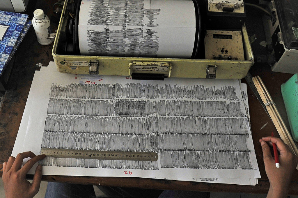 Status Gunung Anak Krakatau masih tetap pada level Waspada, sementara warga dilarang mendekat dalam radius 2 kilometer. 