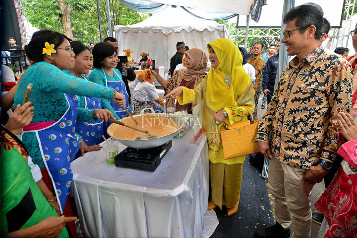 Gubernur Sumatera Barat Irwan Prayitno (kanan) didampingi istri, Ny Nevi Zuairina melihat peserta yang mengolah randang dalam Festival Marandang Nusantara di Parkir Timur Senayan, Jakarta.