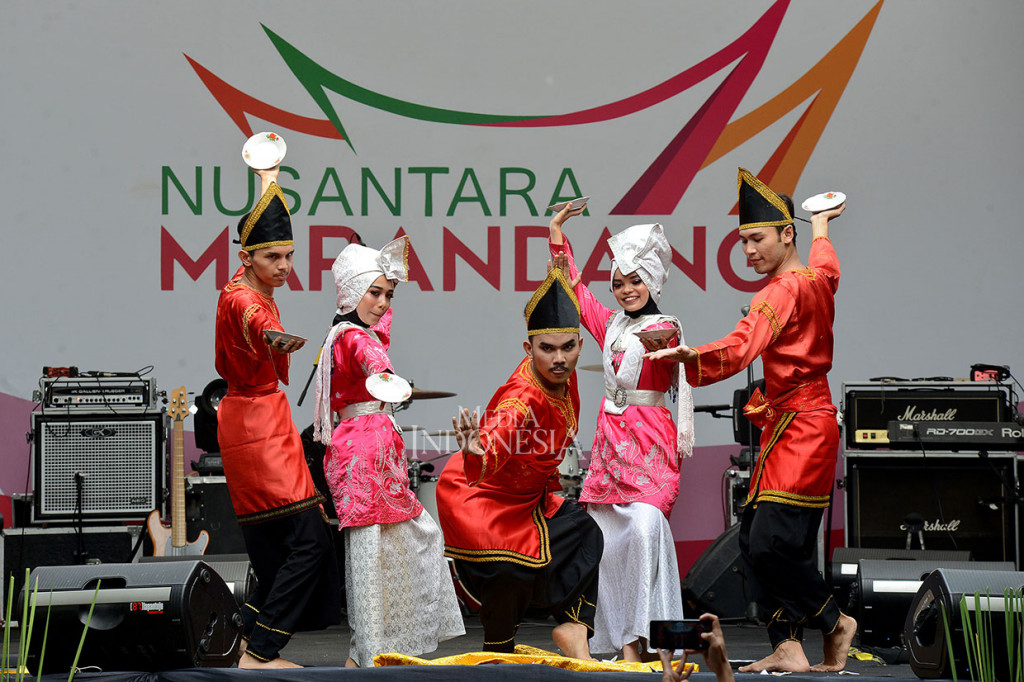 Tari Piring yang terkenal berasal dari Solok, Sumatera Barat dipertontonkan dalam Festival Marandang Nusantara di Parkir Timur Senayan, Jakarta