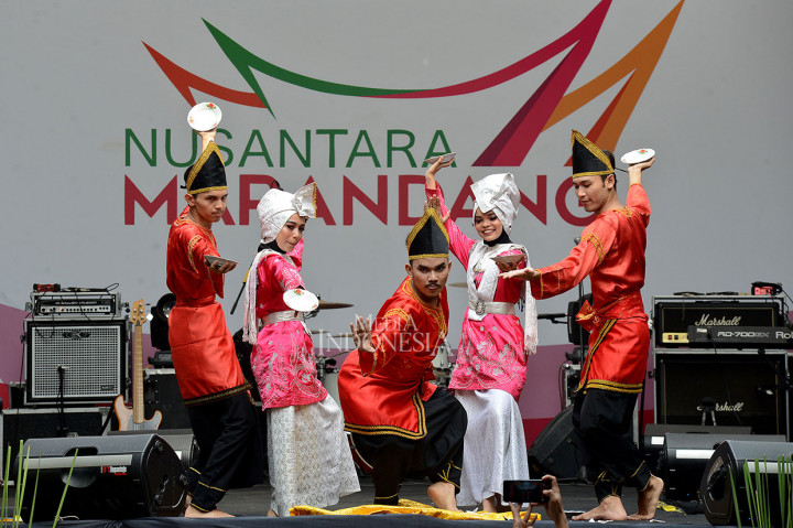 Tari Piring yang terkenal berasal dari Solok, Sumatera Barat dipertontonkan dalam Festival Marandang Nusantara di Parkir Timur Senayan, Jakarta