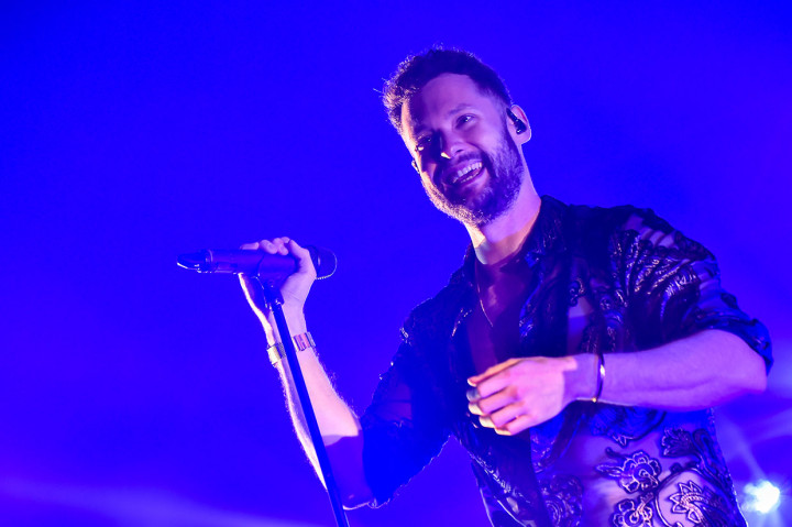 Penyanyi asal Inggris Raya Calum Scott menyapa penggemar saat tampil dalam konsernya yang bertajuk 'Calum Scott Only Human' di Balai Kartini, Jakarta, Minggu, 2 Desember 2018. 