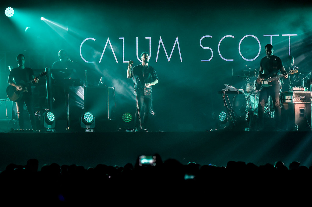 Para penonton yang berjumlah sekitar 2.000-an orang seakan terhipnotis mendengar alunan suara merdu yang dilantunkan penyanyi berusia 30 tahun itu. Beberapa kali penonton berteriak histeris menyambut penampilan menawan Scott.