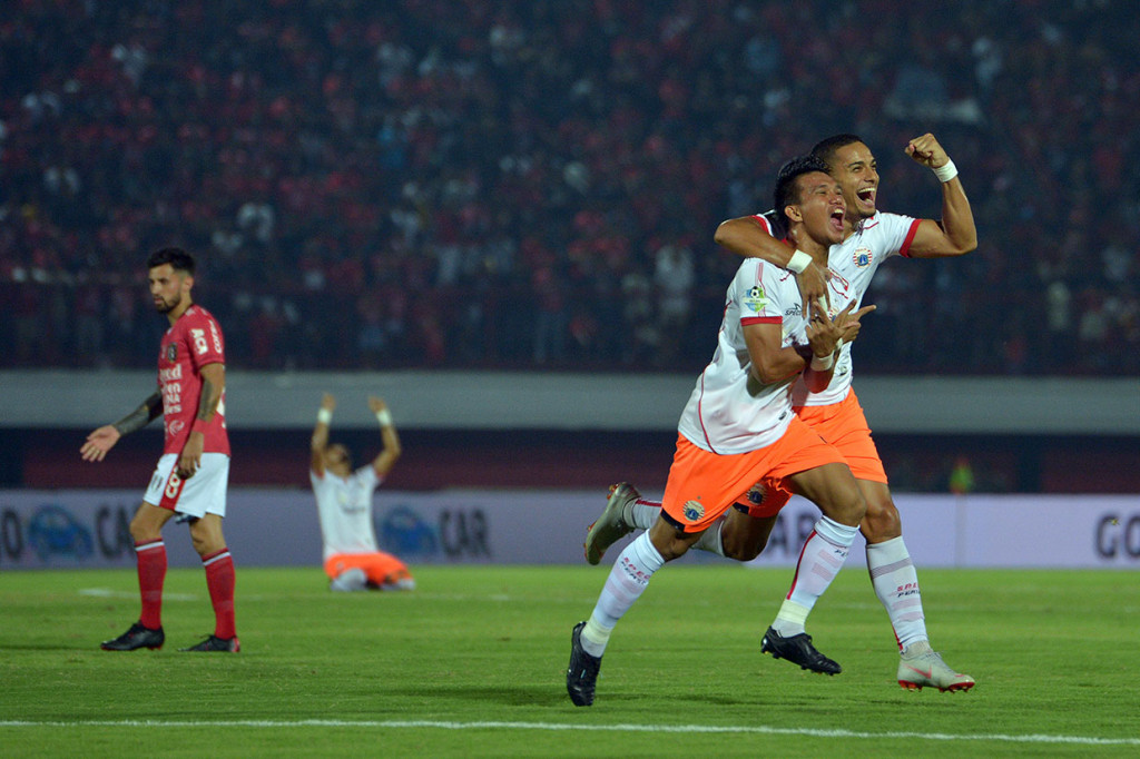 Butuh kemenangan untuk mengejar trofi Liga 1, Persija tampil ofensif sejak awal laga. Hasilnya mereka unggul cepat saat pertandingan baru berjalan 7 menit lewat tembakan keras Sandi Sute dari luar kotak penalti.
