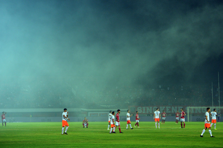 Setelah tim 'Laskar Tridatu' tertinggal 0-1, para suporter membuat ulah dengan aksi menyalakan 'flare' dan kembang api sebagai bentuk kekecewaan terhadap timnya yang kalah tiga kali beruntun, sehingga wasit pun sempat menghentikan pertandingan beberapa menit.
