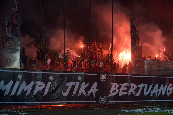 Pada menit ke-65 wasit Djumadi Effendi kembali menghentikan pertandingan setelah para penonton kembali membuat ulah dengan menyalakan flar dan kembang api.