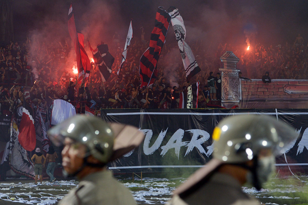 Laga juga sempat dihentikan tidak lama setelah Marco Simic menggandakan keunggulan tim tamu pada menit ke-84. Tuan rumah berhasil memperkecil ketertinggalan pada menit ke-95 lewat Stefano Lilipaly. Skor 1-2 bertahan hingga laga usai.
