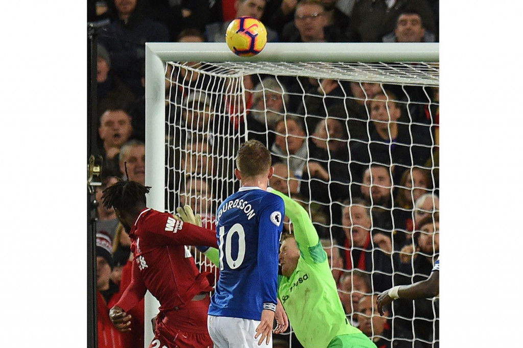 Origi mencetak gol kemenangan setelah memanfaatkan kesalahan kiper Everton Jordan Pickford. Gol berawal setelah bola sepakan voli Sergio van Dijk gagal ditangkap dengan sempurna oleh Picford. Bola liar kemudian disundul Origi dari jarak dekat. Gol tersebut merupakan gol pertama Origi di Liga Inggris sejak Mei 2017 silam.