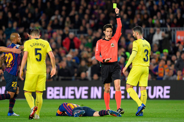 Pemain belakang Villarreal Alvaro Gonzalez diganjar kartu kuning karena melanggar Lionel Messi.