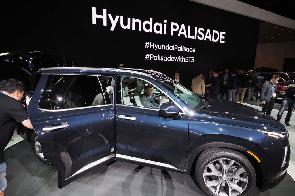 Hyundai menampilkan kendaraan SUV baru Palisade. Mobil delapan penumpang tersebut menjadi pesaing Honda Pilot dan Ford Explorer.