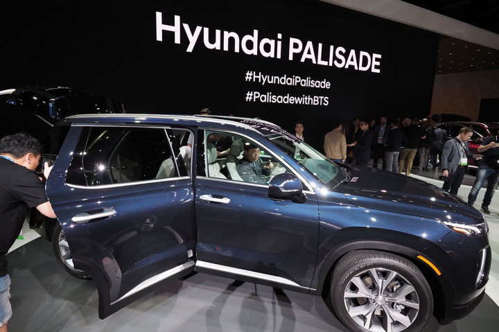Hyundai menampilkan kendaraan SUV baru Palisade. Mobil delapan penumpang tersebut menjadi pesaing Honda Pilot dan Ford Explorer.