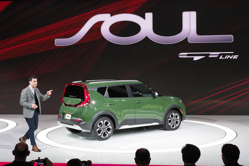 Kia Soul. Gaya kotak Soul telah diterjemahkan dengan baik menjadi sikap yang menyenangkan. Ini adalah desain ulang total pertama pada roda dan posisi kabin yang lebih lapang untuk bersaing lebih luas dengan crossover lain di segmen ini.
