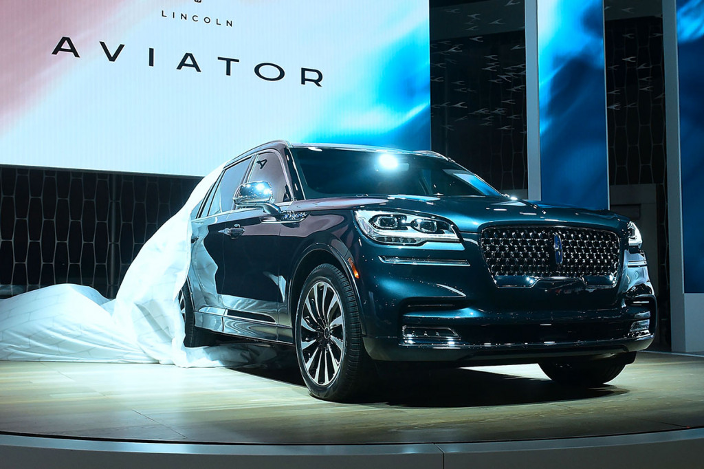 Lincoln datang ke LA dengan versi produksi dari SUV 3-baris menengah baru. Kemewahan dan kemampuan yang menjanjikan, Lincoln Aviator juga akan menyediakan fondasi Ford Explorer generasi mendatang.