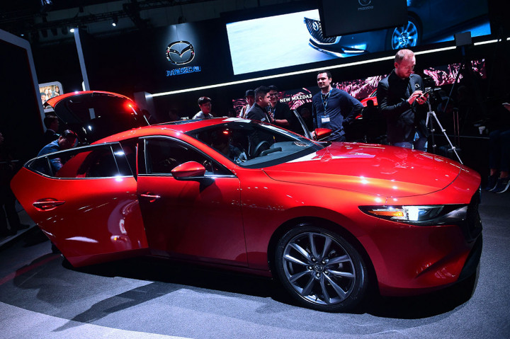 Sementara Mazda memperkenalkan Mazda 3. Selain menjadi yang serba baru, Mazda3 yang didesain ulang memperkenalkan teknologi mesin Skyactiv-X Mazda yang menyatukan efisiensi bahan bakar diesel dengan tenaga bensin.