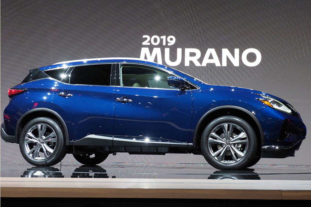 Nissan Murano hadir dengan gril V-motion yang diperbarui, lampu depan dan lampu belakang LED yang dirancang ulang, lampu kabut LED baru, dan desain roda 18 dan 20 inci yang baru.
