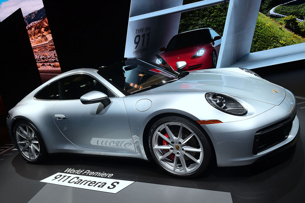 Porsche 911 Carrera S. Setiap generasi baru 911 adalah masalah besar dan yang terbaru melanjutkan tradisi dengan menawarkan gaya akrab yang melilit teknologi terdepan. LA Auto Show adalah tempat yang sangat tepat untuk debut dunia 911.