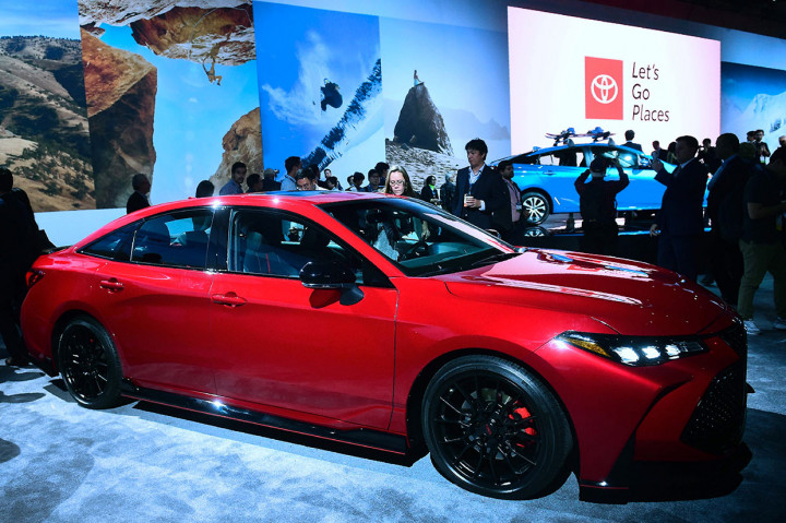 Dan Toyota memamerkan sedan Avalon TRD.