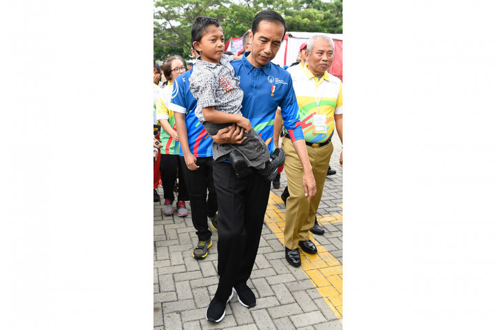 Adul merupakan penyandang disabilitas asal Sukabumi yang duduk di kelas 3 SDN X Cibadak Sukabumi. Kisahnya sempat viral karena dia harus merangkak sejauh 3 km untuk mencapai tempat sekolahnya. Dia pernah mengungkapkan keinginannya untuk bertemu Presiden.