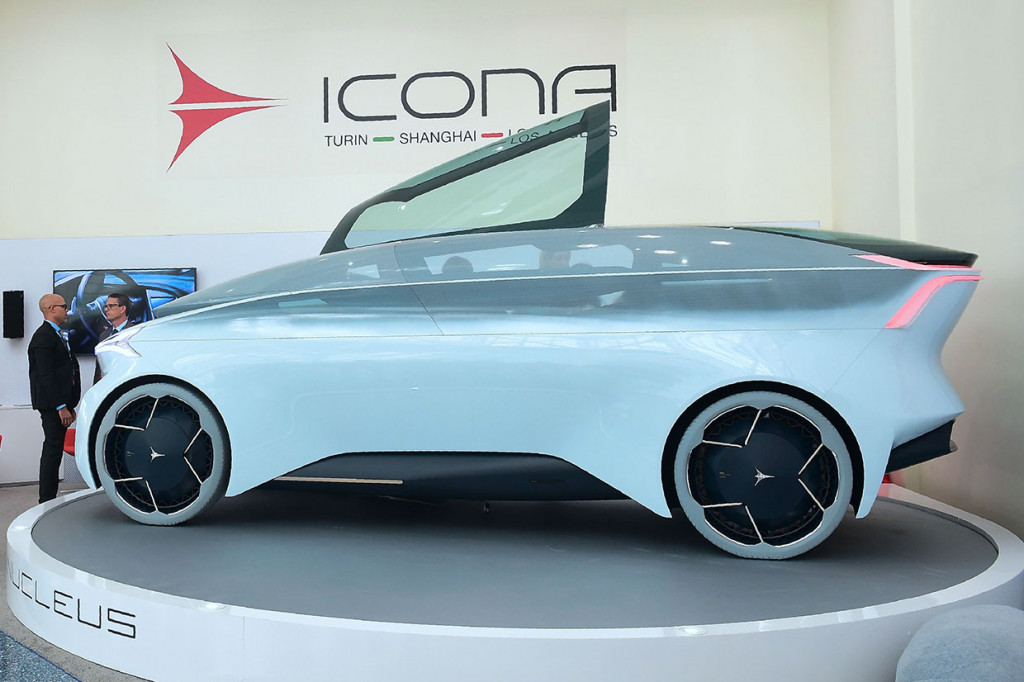 Pengunjung melihat mobil konsep Icona Nucleus di pameran dagang menjelang LA Auto Show, AutoMobility LA, di Los Angeles Convention Center. 