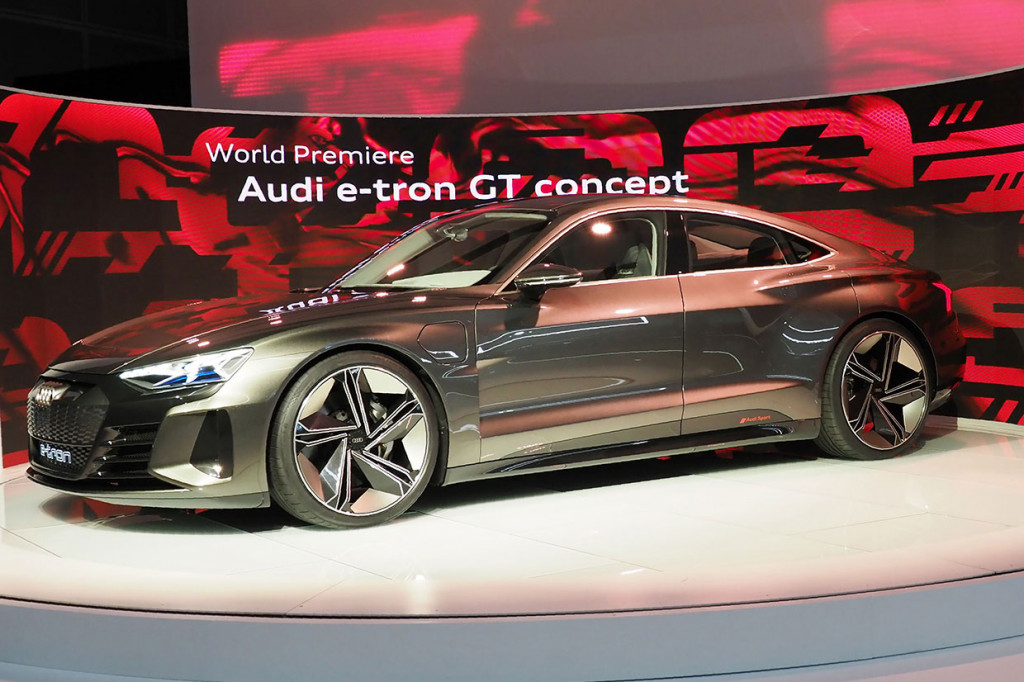 Audi memamerkan mobil konsep e-tron GT.