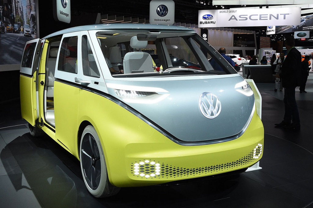 Volkswagen menampilkan mobil konsep hybrid I.D.Buzz.