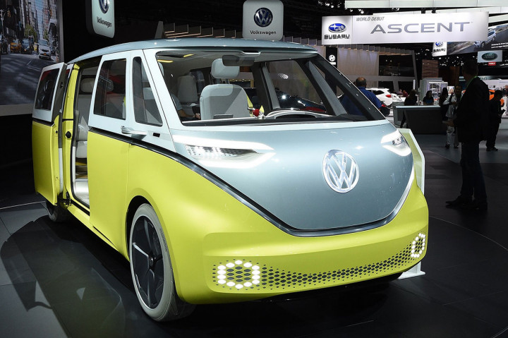 Volkswagen menampilkan mobil konsep hybrid I.D.Buzz.