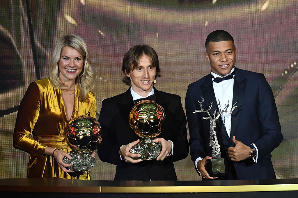 Mbappe memenangi penghargaan Trofi Kopa edisi perdana, yang diberikan untuk pemain terbaik di bawah usia 21 tahun dan dipilih oleh para pemenang Ballon d'Or sebelumnya.