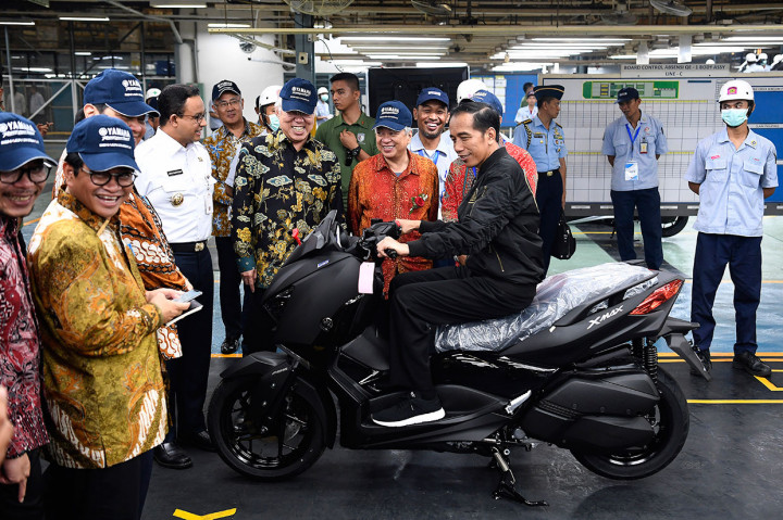 Presiden juga meminta pelaku usaha untuk membicarakan hambatan-hambatan yang masih ada di Indonesia. 