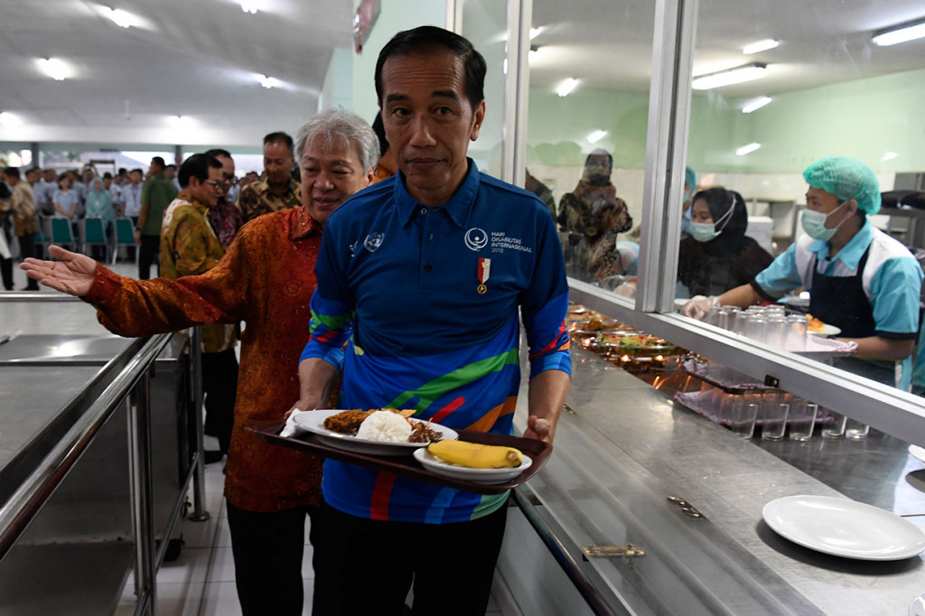 Pada kesempatan tersebut Presiden Jokowi  juga bersantap siang di PT Yamaha Indonesia Motor Manufacturing. Menu yang menjadi santapan Presiden bersama para karyawan  yakni nasi putih, sate ayam, kering kentang, dan tempe bacem.