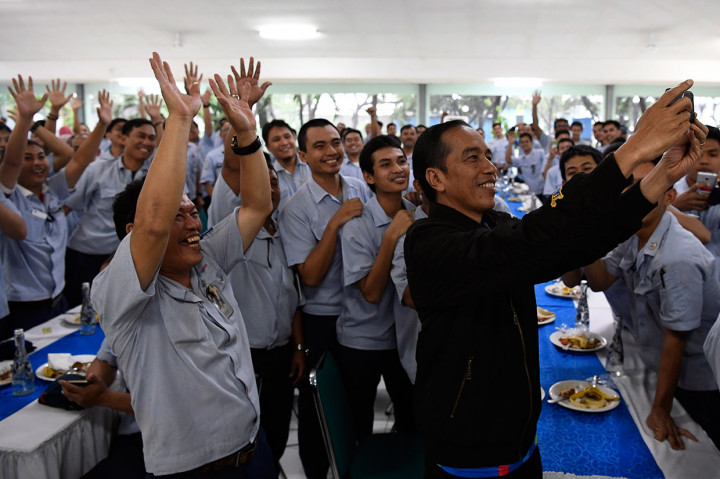 Sekitar 700 karyawan PT Yamaha Indonesia Motor Manufacturing turut dalam makan siang bersama Presiden di ruangan sederhana dengan meja bertaplak putih dan bangku makan terjajar rapi dilengkapi kipas angin gantung.