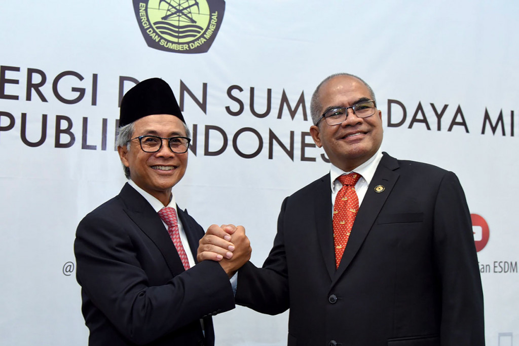 Dwi Soetjipto (kiri) berjabat tangan dengan pejabat lama Amien Sunaryadi. Dalam pesan dan kesannya, Amien menyampaikan agar perusahaan Indonesia bisa menemukan cadangan migas besar yang baru. 