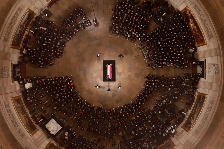 Jenazah Presiden ke-41 AS George H.W. Bush disemayamkan di Gedung Kongres AS, Capitol, di Washington, mulai Senin, 3 Desember 2018 waktu setempat. 