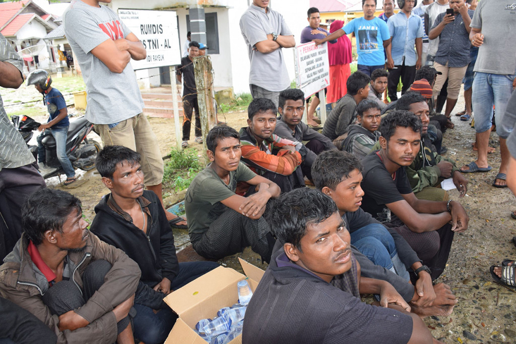 Informasi dari Badan Penanggulangan Bencana Daerah (BPBD) Aceh Timur, 20 orang etnis Rohingya itu rata-rata berusia antara 14-40 tahun. Semuanya laki-laki. Afp Photo/Ilyas Ismail