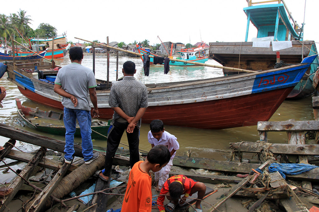 Warga Rohingya itu berlayar menggunakan perahu kayu bermesin boat yang hampir rusak, lalu mendarat di Kuala Idi yang berhadapan langsung dengan Selat Malaka. Antara Foto/Syifa Yulinnas