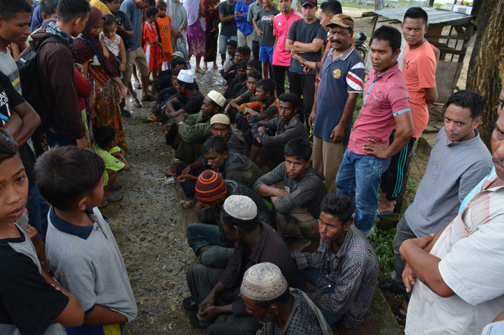 Sejumlah warga Rohingya yang diamankan sementara di Idi Rayeuk, Aceh Timur. Para pengungsi diduga meninggalkan Myanmar untuk mencari negara ketiga yang mau menampung mereka. Afp Photo/Cek Mad