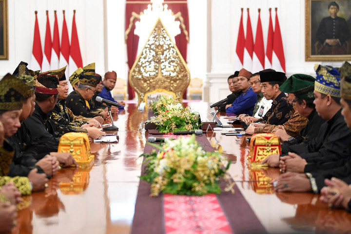 Presiden Jokowi bertemu pengurus Lembaga Adat Melayu (LAM) Riau di Istana Merdeka, Jakarta. Pengurus yang hadir di antaranya Ketua Umum LAM Riau Datuk Seri Al Azhar dan Ketua Harian LAM Riau Datuk Seri Syahril Abu Bakar. Hadir juga Gubernur Riau Wan Tamrin Hasyim dan Ketua DPRD Riau Septina Primawati.