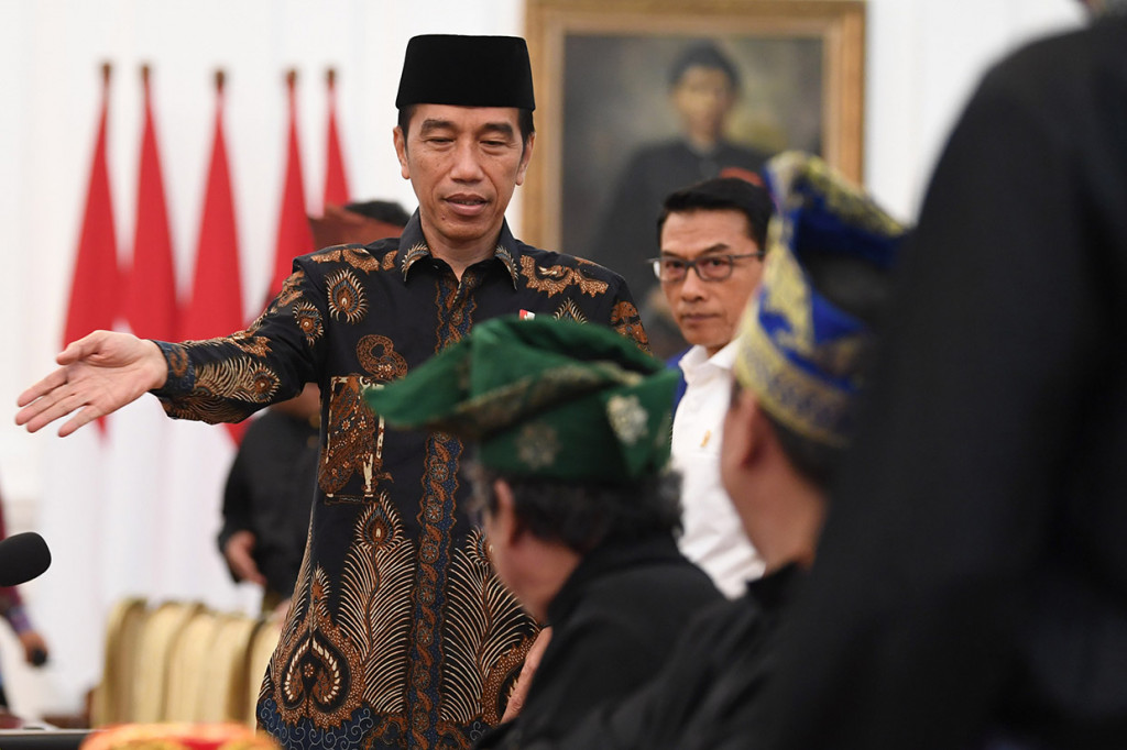 Lembaga Adat Melayu memberikan gelar itu karena menilai kebijakan Presiden Jokowi membawa manfaat positif bagi masyarakat adat Riau.