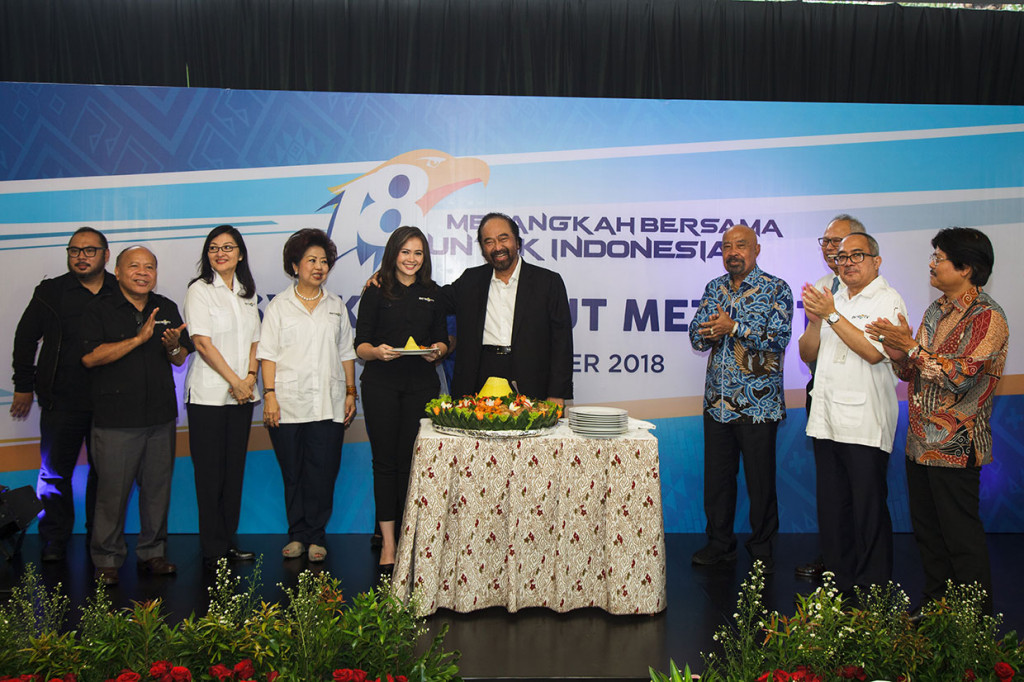 Surya Paloh memberikan potongan tumpeng kepada perwakilan karyawan. MI/Permana