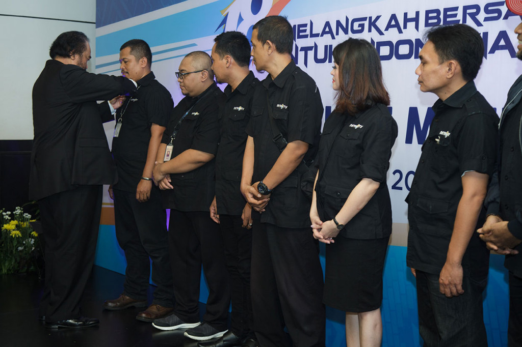 Surya Paloh menyematkan pin emas kepada karyawan yang berdedikasi. MI/Permana