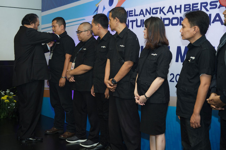 Surya Paloh menyematkan pin emas kepada karyawan yang berdedikasi. MI/Permana
