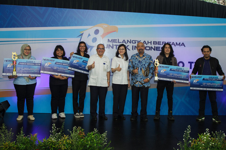Presiden Direktur Metro TV Suryopratomo (keempat kiri) didampingi Program & Development Director Metro TV Kioen Moe dan Komisaris Metro TV IGK Manila berfoto bersama para pemenang Metrofest. MI/Permana